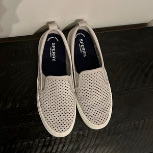 Sperry Crest Twin Gore Scalloped Perforated Sneaker
Color: Grey
Size: 7